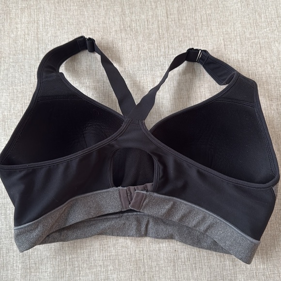 Underarmor High Impact athletic Sports Bra size 38D - Picture 3 of 7